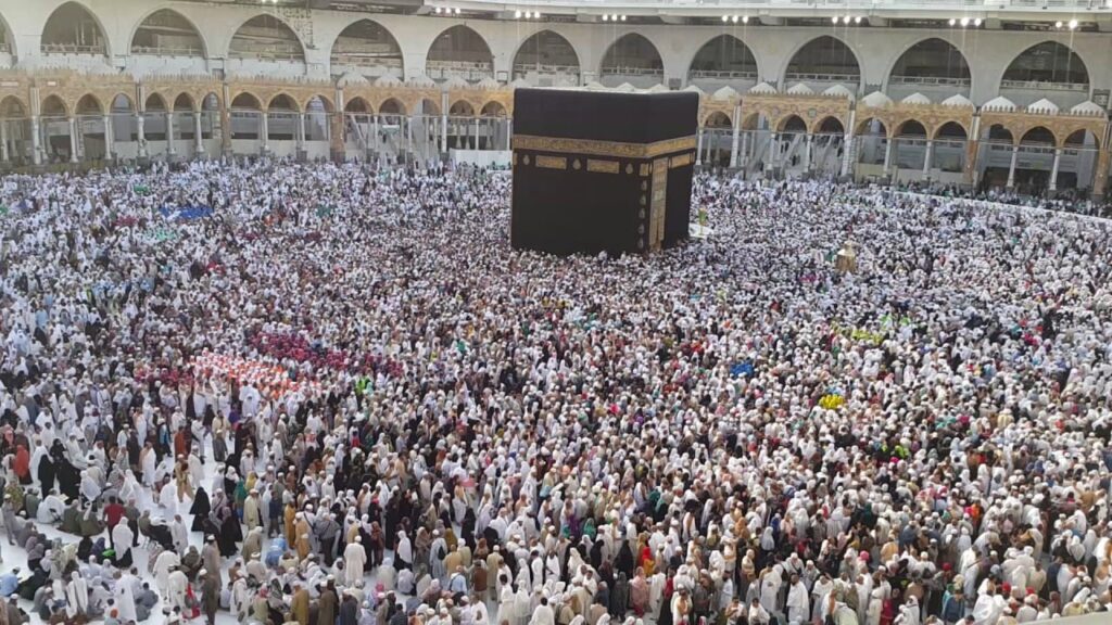  حج بیت اللہ کی خاص اہمیت اور متعدد فضائل احادیث نبویؐ میں وارد ہوئے ہیں :حضرت ابوہریرہ ؓ فرماتے ہیں کہ نبی اکرم ﷺ سے عرض کیا گیا کہ کون سا عمل سب سے افضل ہے؟ آپ ﷺ نے فرمایا: اللہ اور اس کے رسول ﷺپر ایمان لانا۔ پھر عرض کیا گیا کہ اس کے بعد کون سا؟ آپ ﷺ نے فرمایا: اللہ کی راہ میں جہاد کرنا۔ 